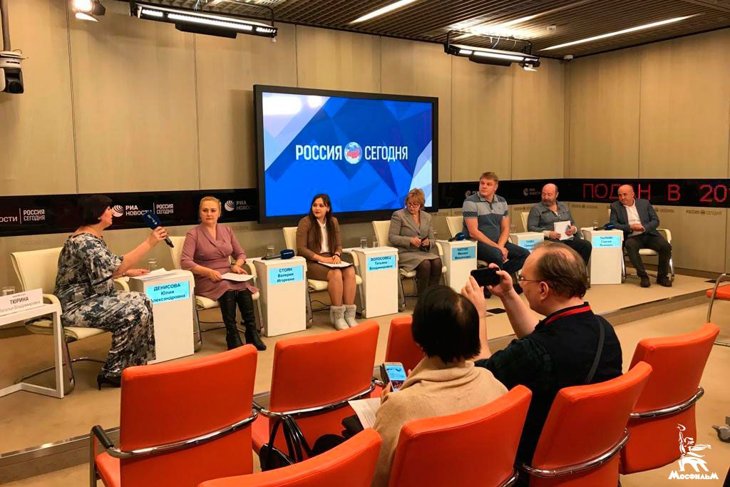 Фото с пресс-конференции создателей проекта "КиноЕлка" в МИА «Россия сегодня»