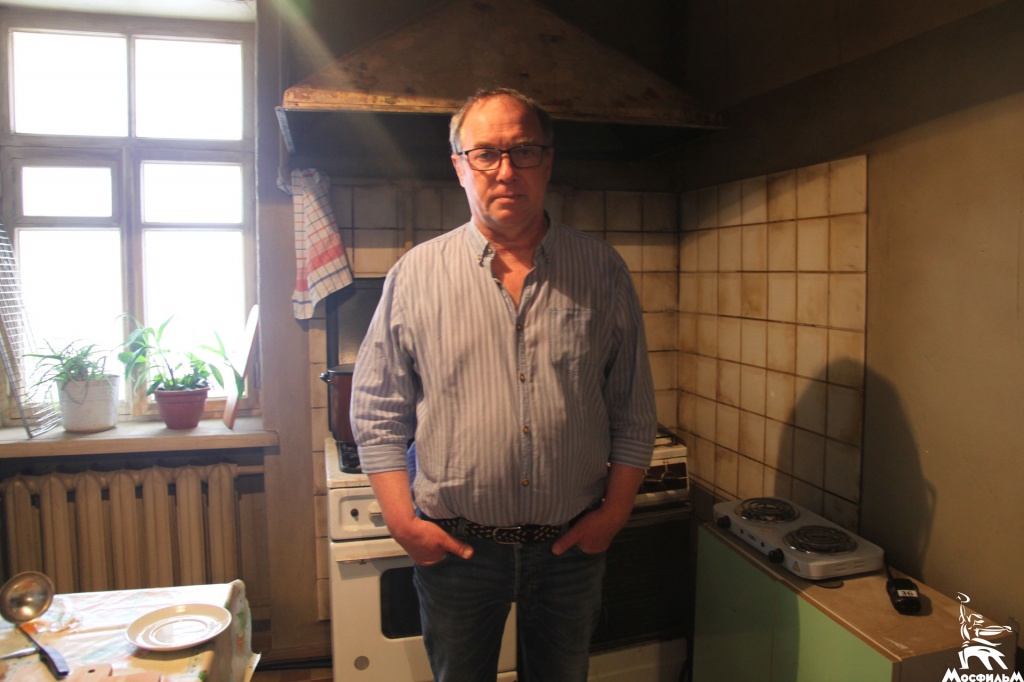 Режиссер-постановщик Сергей Урсуляк в декорации «Старая Одесса» на «Мосфильме» Режиссер-постановщик Сергей Урсуляк в декорации «Старая Одесса» на «Мосфильме»