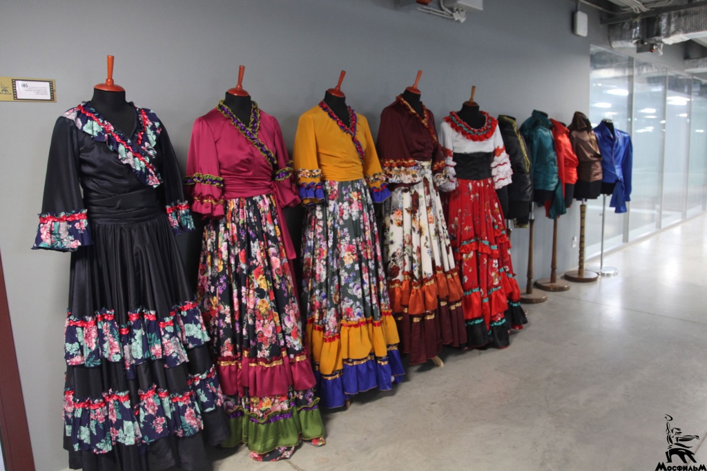 Коллекция цыганских нарядов в «Доме костюма и реквизита» 