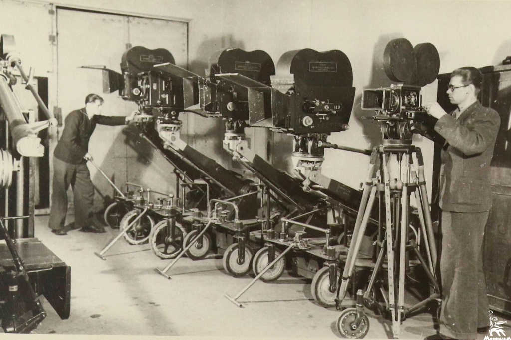 Комплекс операторской техники 1947 г - механики готовят аппаратуру к съемкам