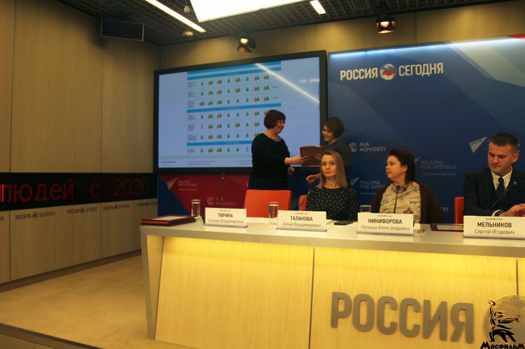 Исполнительному продюсеру Валерии Стоян вручают сертификат победителя «Рейтинга детских новогодних представлений Москвы – 2020» Исполнительному продюсеру Валерии Стоян вручают сертификат победителя «Рейтинга детских новогодних представлений Москвы – 2020»