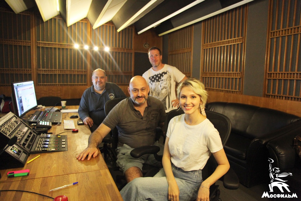 Творческая группа фильма «Маск-Е-рад» в аппаратной студии речевого озвучивания