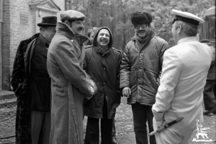 Архивное фото кинодраматурга Александра Бородянского на съемках фильма «Мы из джаза»
