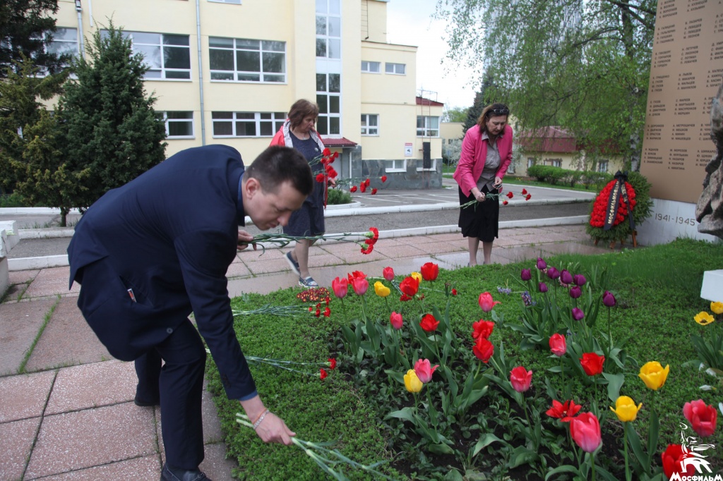 Сотрудники «Мосфильма» возложили цветы к мемориалу памяти погибших в годы Великой Отечественной войны