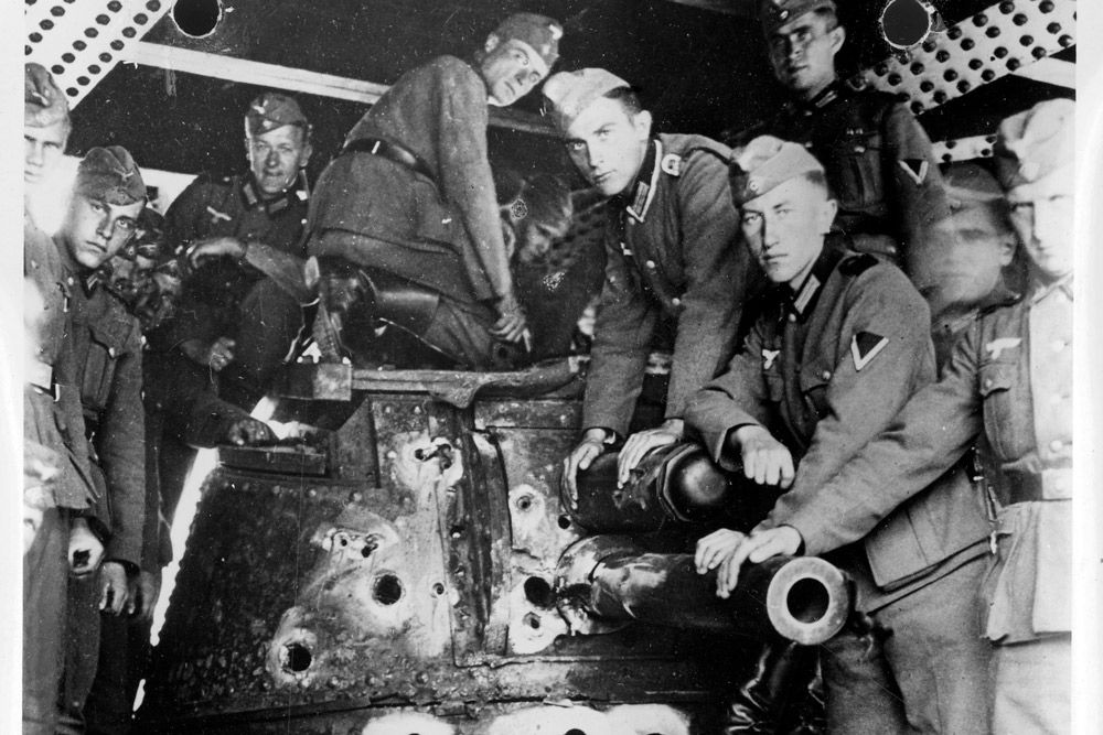 немецкие солдаты позируют около разбитого французского танка 1940