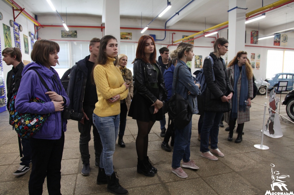 Посетители экскурсии в Музее «Мосфильма» Посетители экскурсии в Музее «Мосфильма»