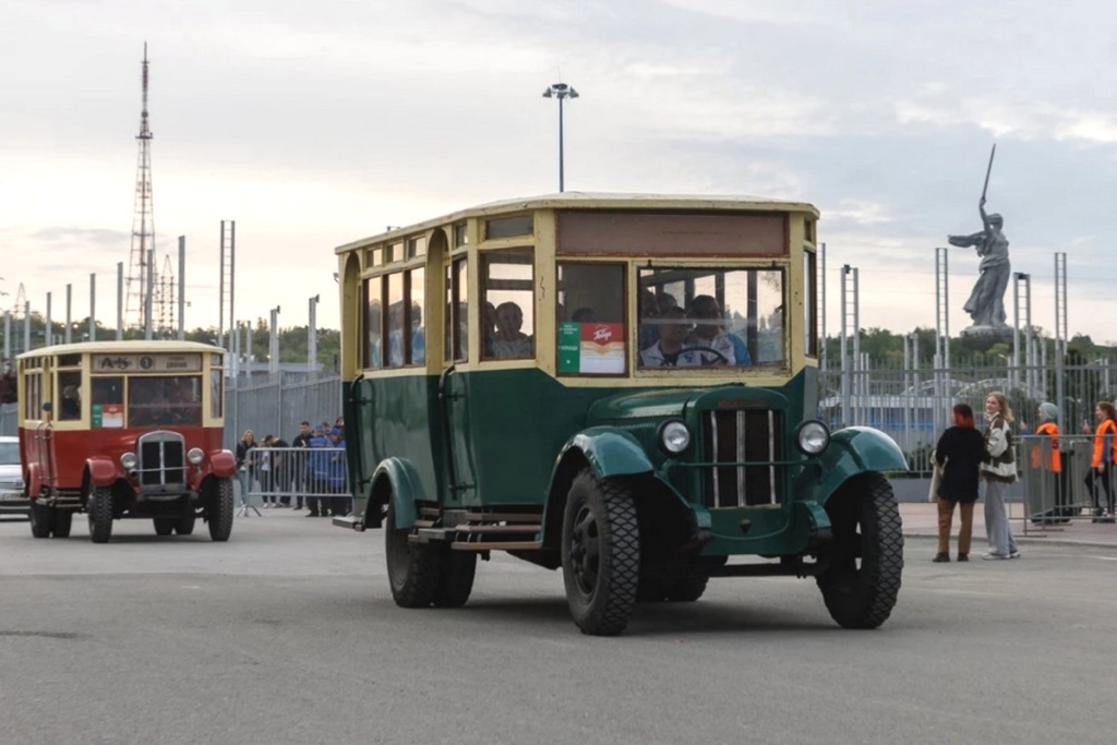 Мосфильмовские ЗИС-8 по дороге на стадион Без имени.jpg