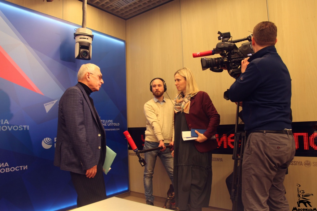 Карен Шахназаров дает интервью журналистам в Международном Мультимедийном пресс-центре «Россия сегодня» Карен Шахназаров дает интервью журналистам в Международном Мультимедийном пресс-центре «Россия сегодня»