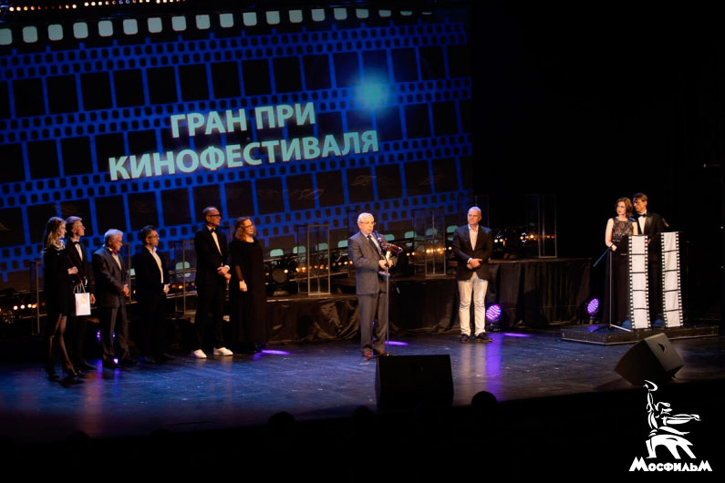 Вручение гран-при фестиваля продюсеру фильма «Крик тишины» Александру Литвинову и режиссеру Владимиру Потапову Вручение гран-при фестиваля продюсеру фильма «Крик тишины» Александру Литвинову и режиссеру Владимиру Потапову