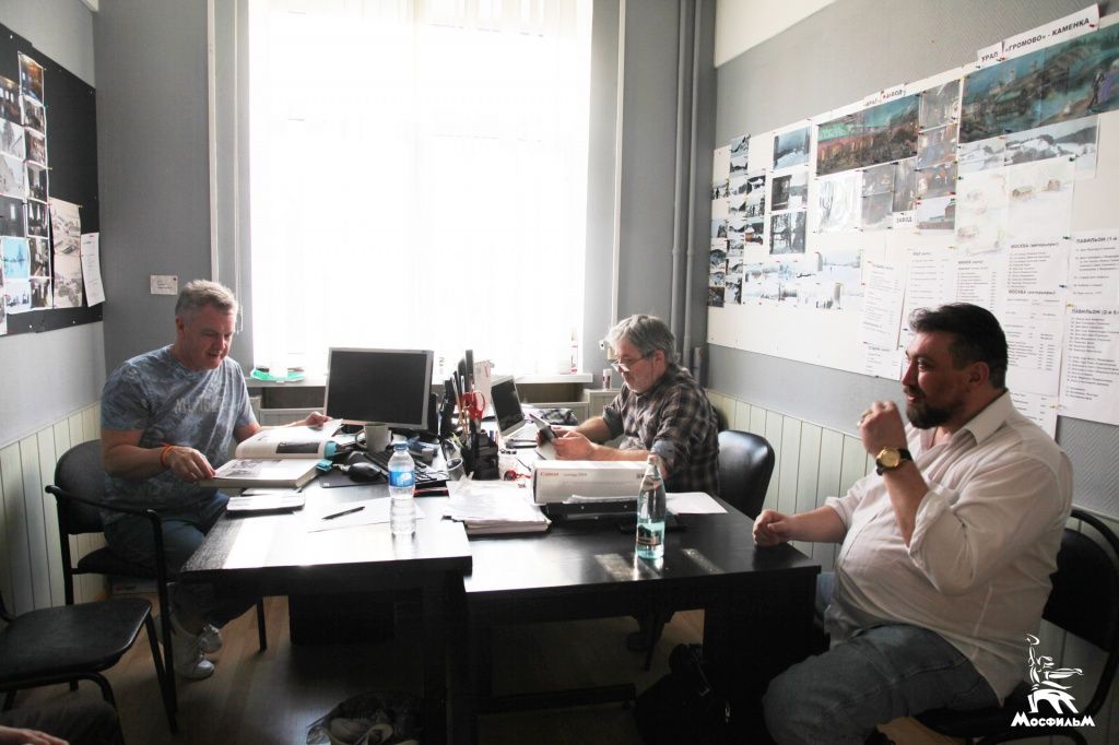 Подготовка к съемкам сериала«Угрюм-река» в производственном корпусе «Мосфильма» 