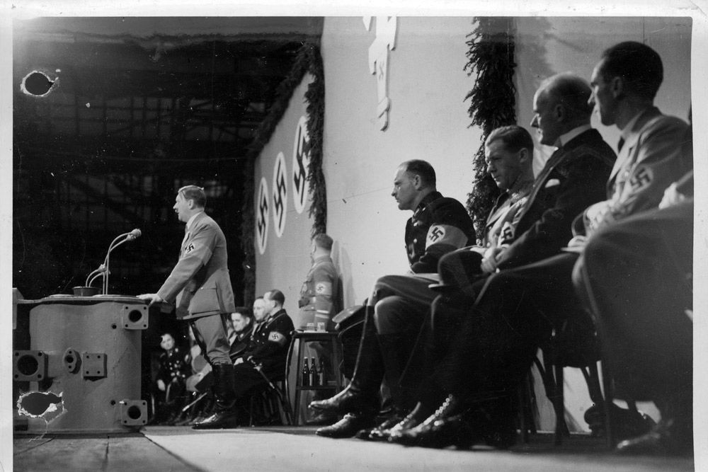 27 марта 1936 года .Гитлер произносит речь на заводе Круппа в Эссене