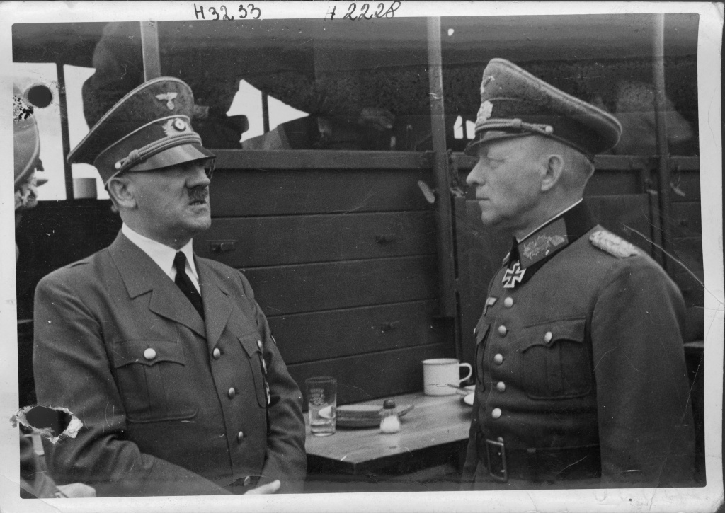 Адольф Гитлер и Эвальд фон Клейст (немецкий военачальник ) на полевом аэродроме