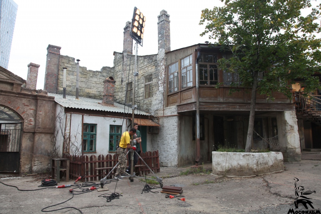Фото со съемок телеальманаха «Одесский пароход» в декорации «Старая Одесса» на «Мосфильме» Фото со съемок телеальманаха «Одесский пароход» в декорации «Старая Одесса» на «Мосфильме»