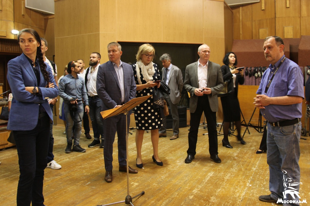 Участники делегации Москомархитектуры в Первой музыкальной студии «Мосфильма»