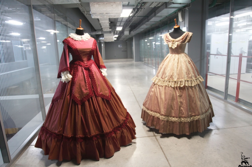 Новые платья с кринолинами в коллекции «Дома костюма и реквизита»