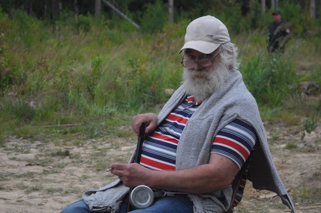 Седобородый и в кепке, с чашкой из нержавейки на поясе, Павел Борисович Липатов сидит на стульчике и созерцает съемочный процесс поверх оправы. Консультант, эксперт, художник-постановщик по костюмам высшей категории, с чужих слов Липатов называет себя динозавром, зубром, "старым мосфильмовским волчарой". Фото: Антонина Трефилова Седобородый и в кепке, с чашкой из нержавейки на поясе, Павел Борисович Липатов сидит на стульчике и созерцает съемочный процесс поверх оправы. Консультант, эксперт, художник-постановщик по костюмам высшей категории, с чужих слов Липатов называет себя динозавром, зубром, «старым мосфильмовским волчарой».