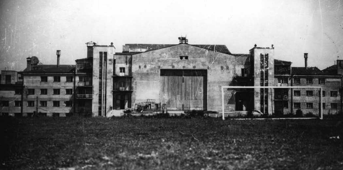 19 Главный корпус в начале 1930-х годов. Хорошо видны большие раздвижные ворота в павильон