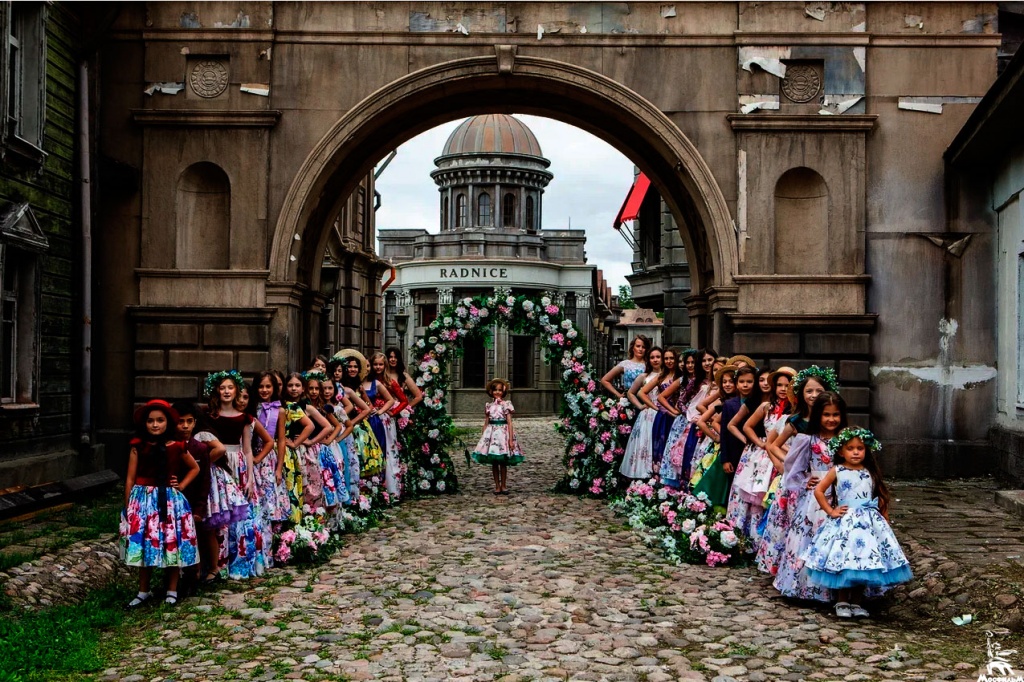 Фото с показа CINEMA FASHION на натурной декорации «Старая Москва – Санкт-Петербург» Фото с показа CINEMA FASHION на натурной декорации «Старая Москва – Санкт-Петербург»