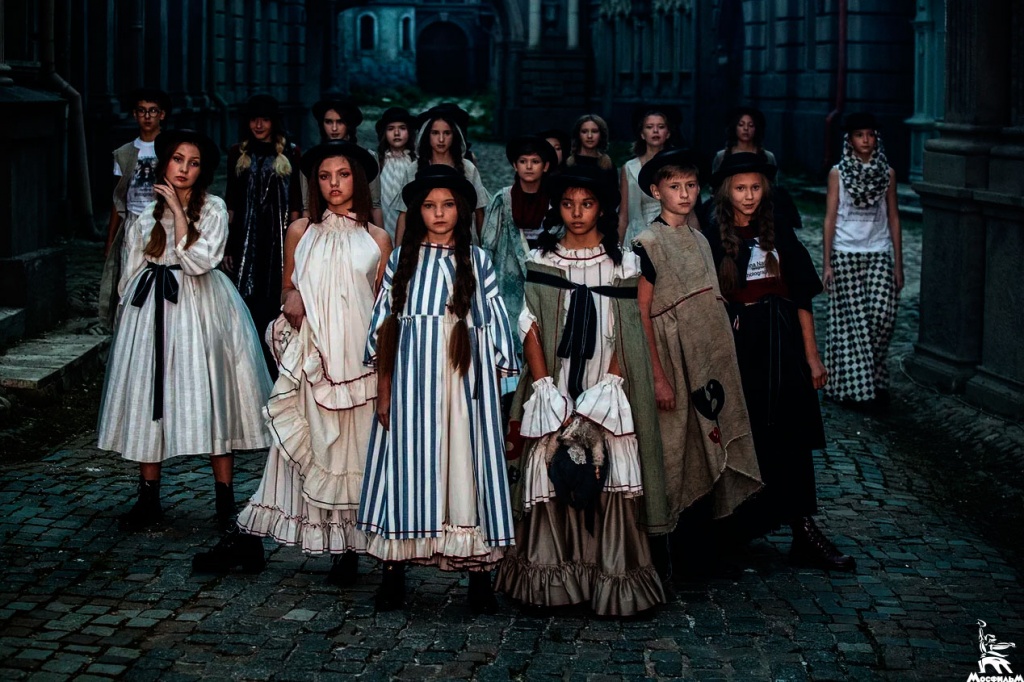    CINEMA FASHION       -