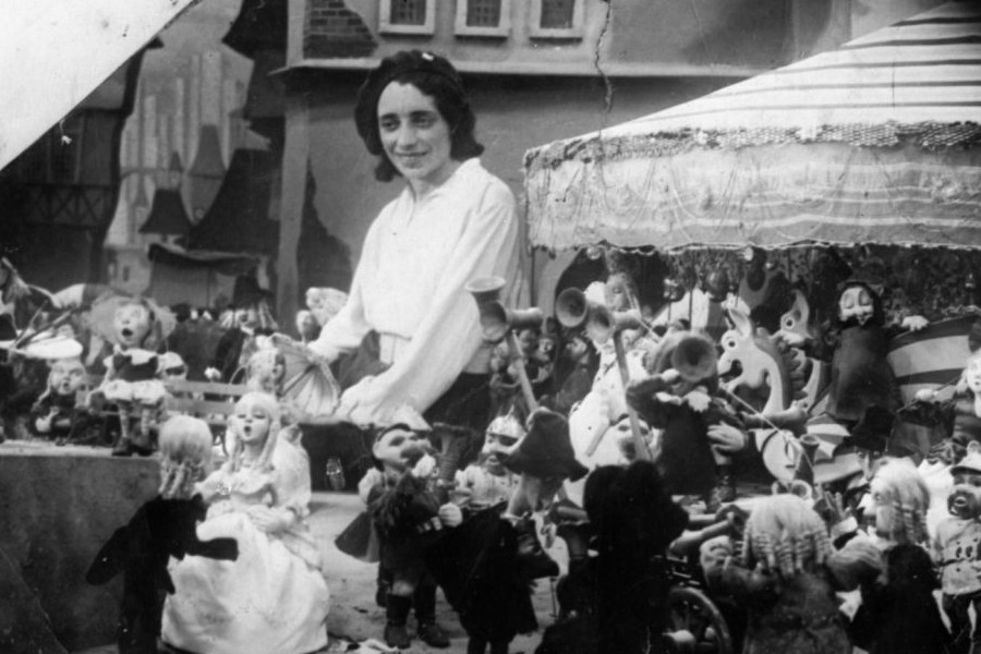 Архивное фото со съемок фильма «Новый Гулливер»: художница Сарра Мокиль и куклы