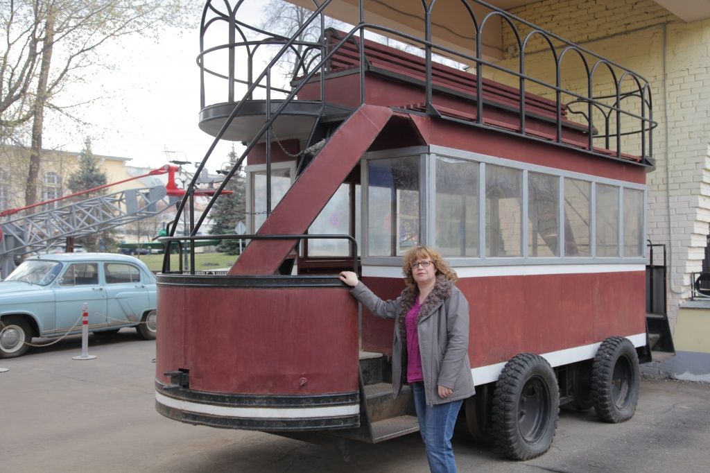 Руководитель экскурсионного бюро Елена Львовна Морозова у "трамвая желаний"
