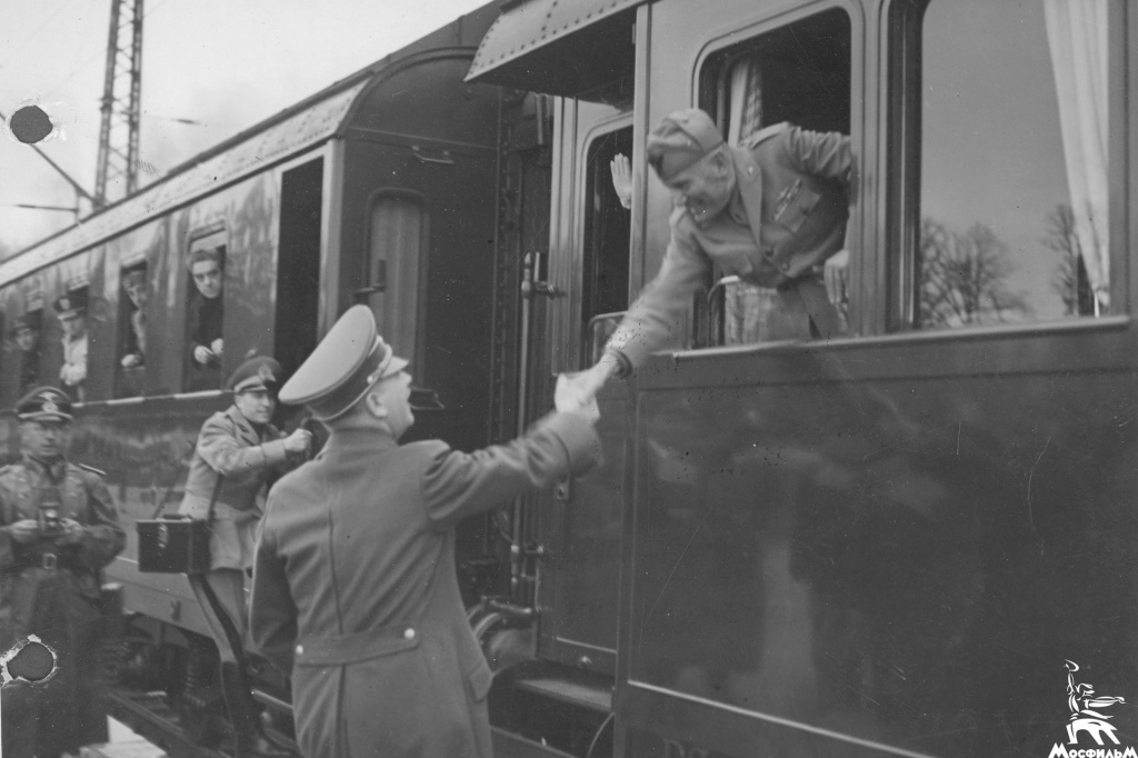 1943 11 апреля Гитлер провожает на вокзале Муссолини 