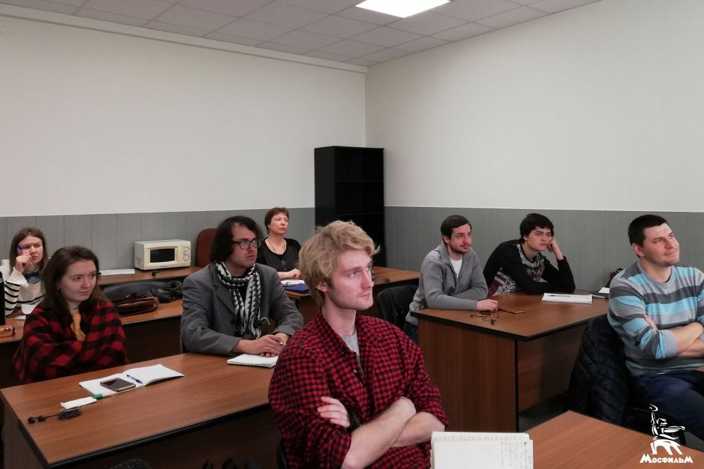 Слушатели курса сценарного мастерства на лекции по русской литературе