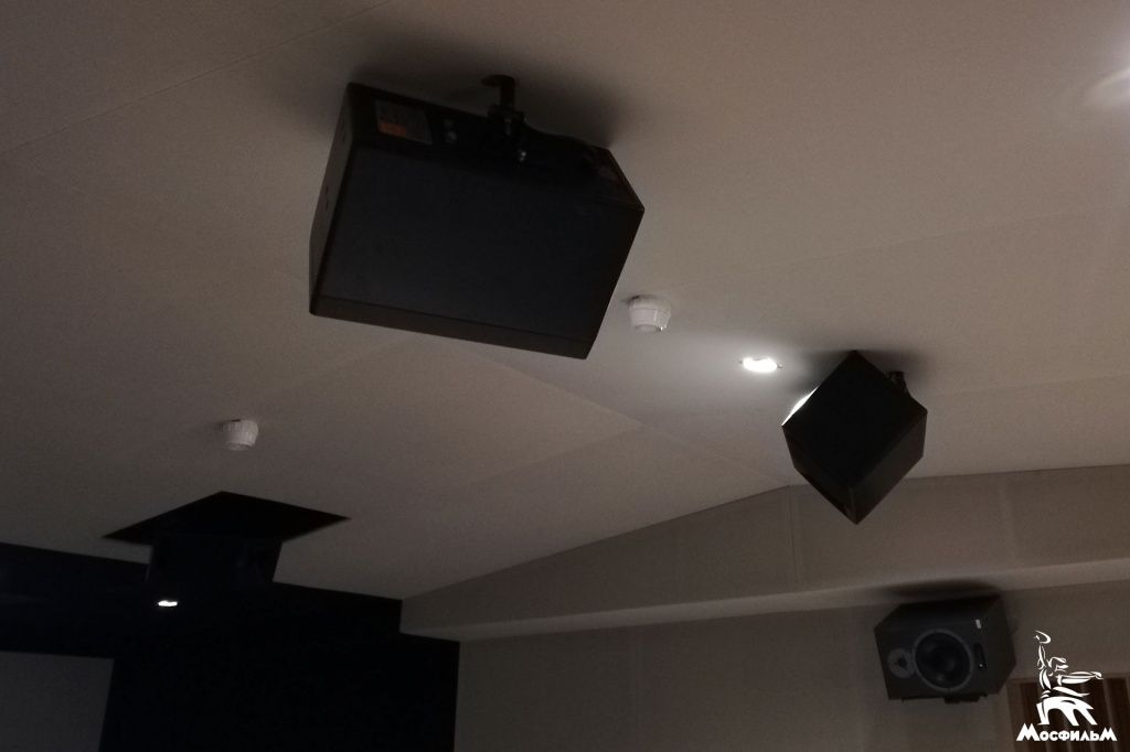 Новые колонки Dolby Atmos установлены на потолке студии "А" Pro Tools