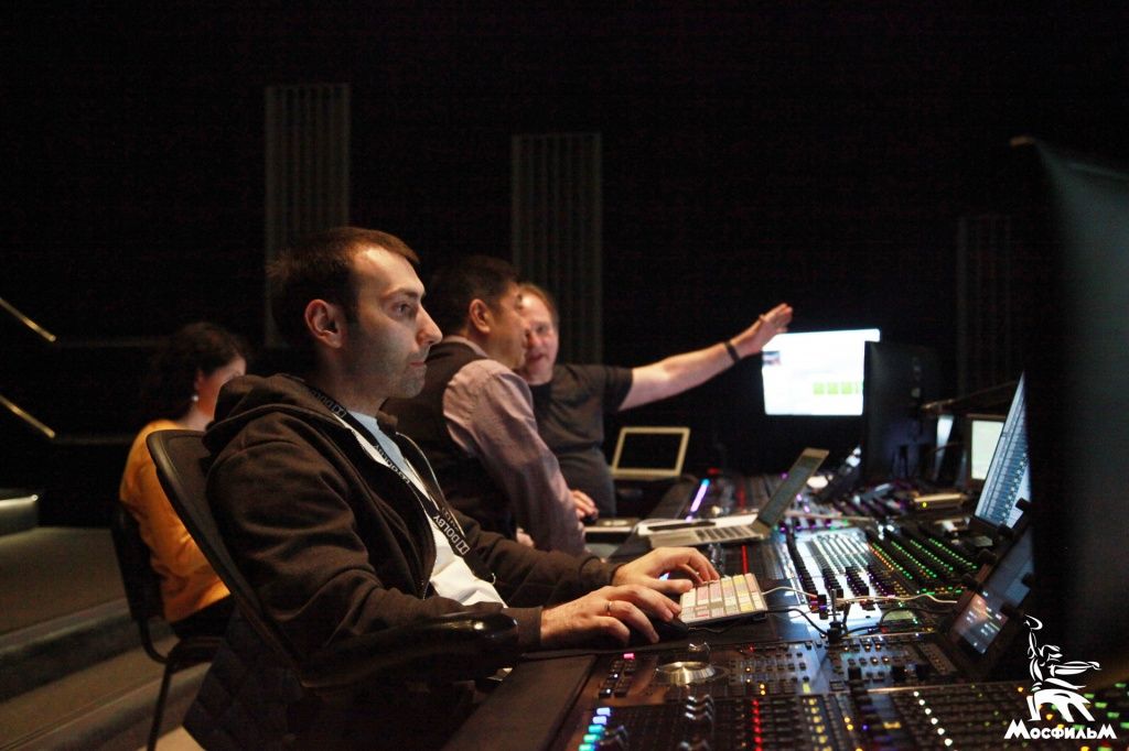 Работа звукорежиссеров в Седьмой студии Dolby Atmos Работа звукорежиссеров в Седьмой студии Dolby Atmos