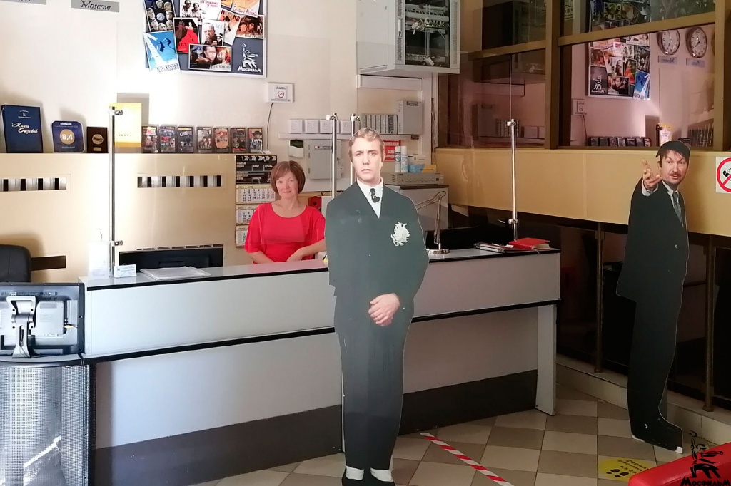 Персонажи легендарной комедии «Не может быть!» и администратор гостиницы Лидия Варина у стойки регистрации