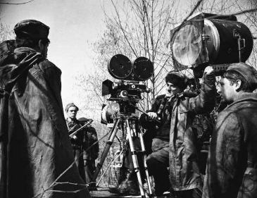 Режиссер Михаил Калатозов на съемках фильма «Летят журавли». 1957 год