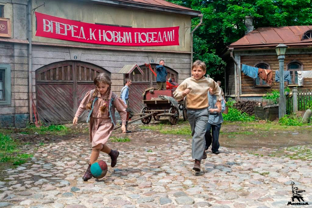 Фото со съемок фильма «12 стульев» на натурной декорации «Старая Москва – Санкт-Петербург» Фото со съемок фильма «12 стульев» на натурной декорации «Старая Москва – Санкт-Петербург»