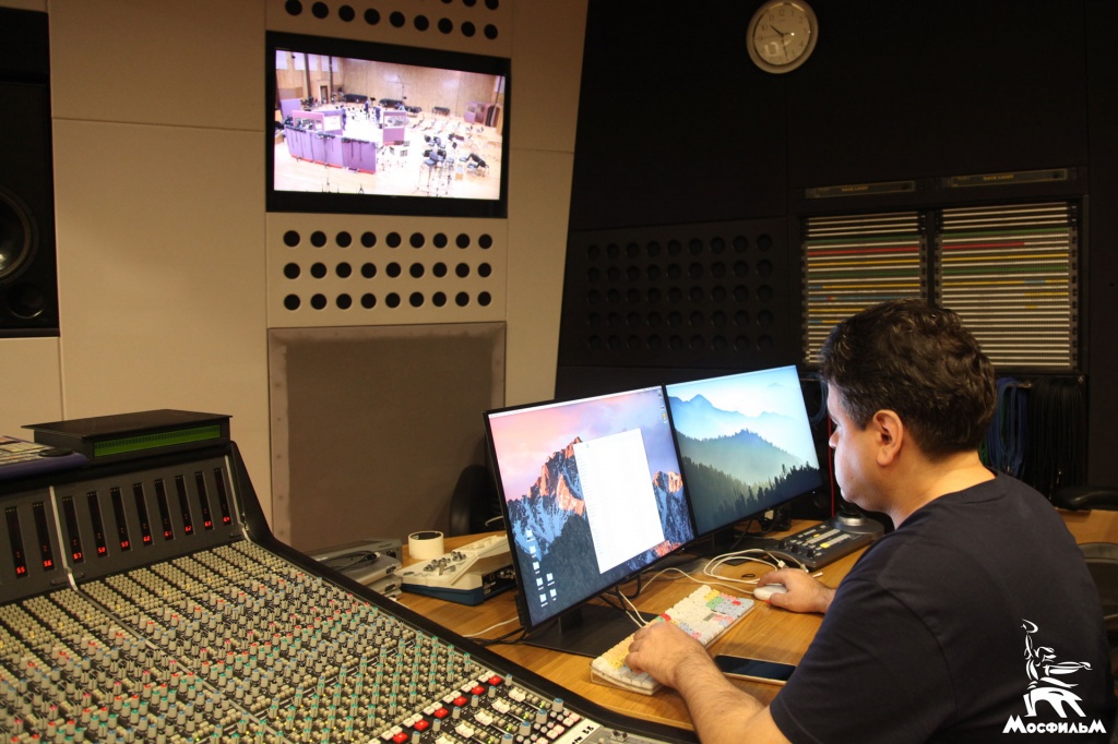 Звукорежиссер «Мосфильма» Андрей Левин демонстрирует новую видеосистему в аппаратной Первой музыкальной студии