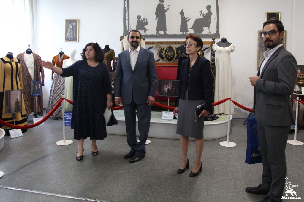 Для посла Исламской Республики Иран в России Мехди Санаи проводят экскурсию в Музее «Мосфильма»