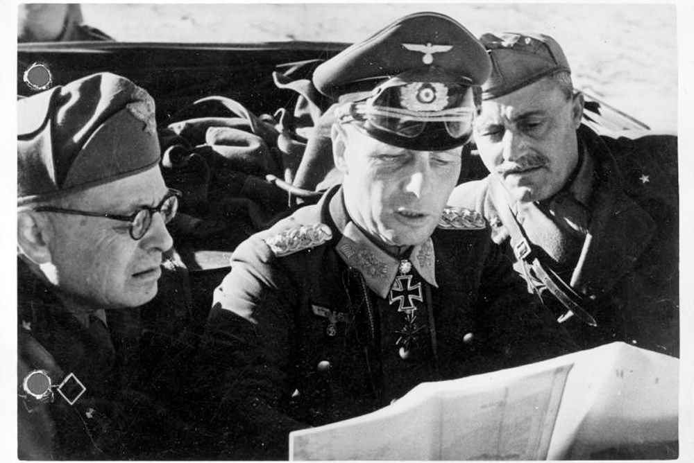 лето 1942 г. генерал Роммель обсуждает с итальянскими генералами оборону Тобрука