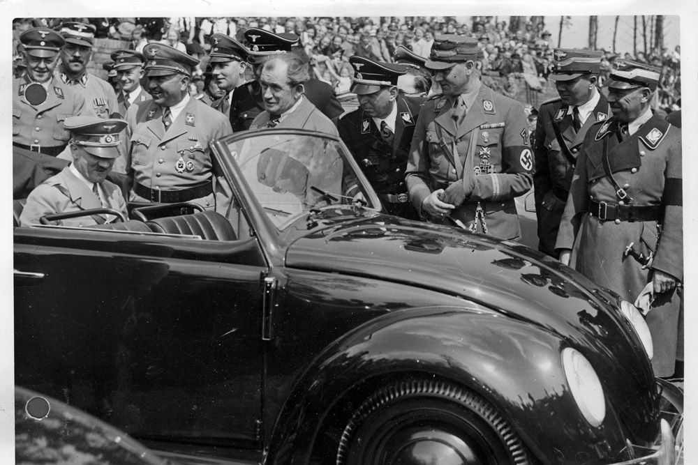 16 декабря 1938 г. Гитлер осматривает немецкую машину Volkswagen KdF