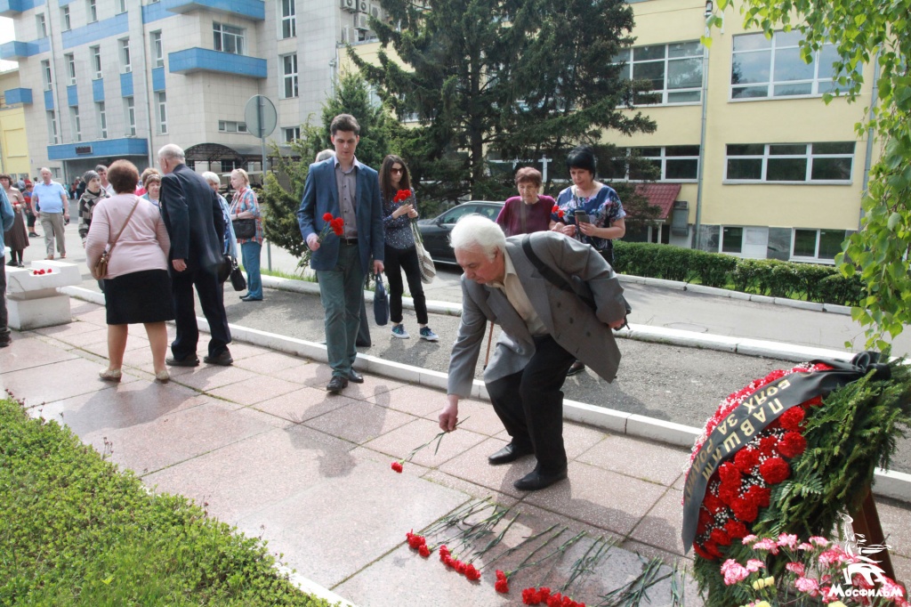 Церемония возложения цветов к мемориалу памяти погибших в годы Великой Отечественной войны