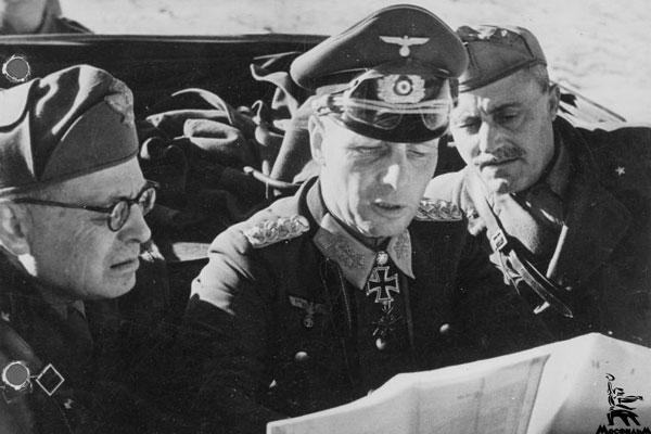 1942 - Эрвин Роммель с итальянскими военными на фронте во время осады Тобрука