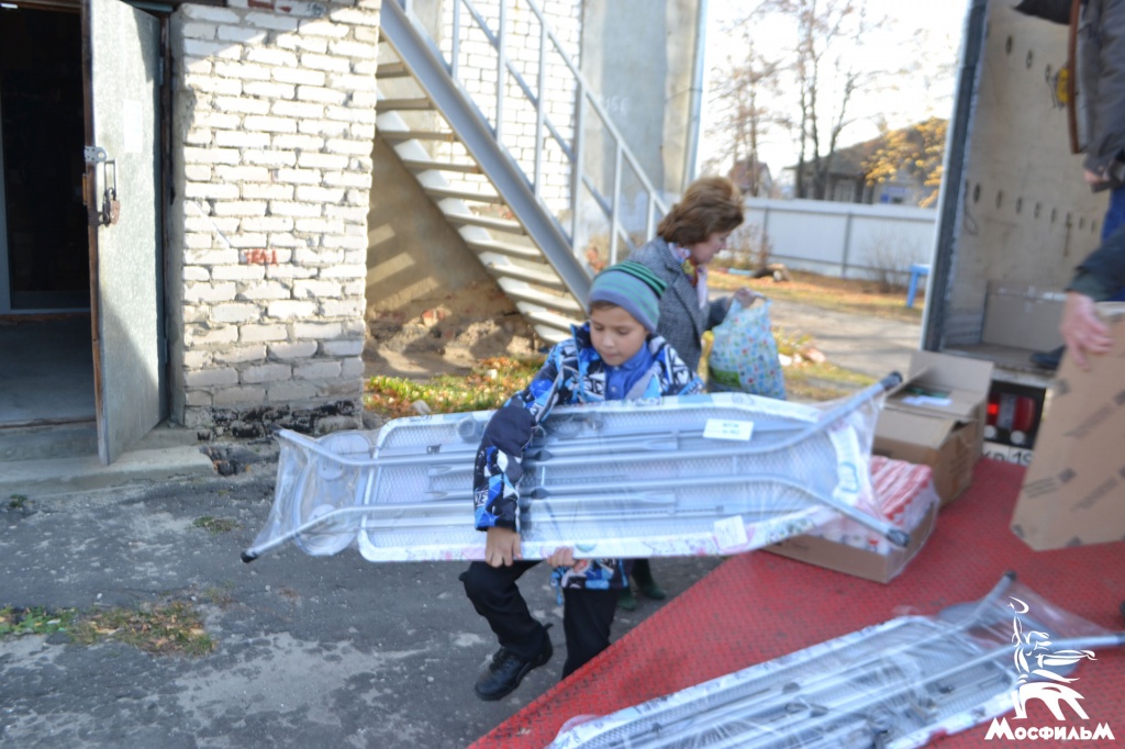 Разгрузка машины с подарками от «Мосфильма» в Ляховском детском доме