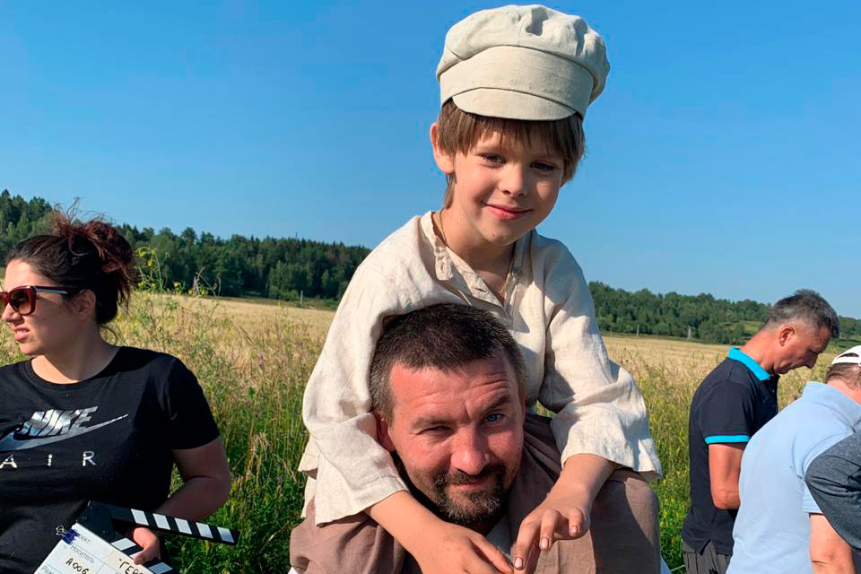 Съемки эпизодов о детстве главного героя: художник по гриму Максим Сироткин с «будущим полководцем Ваней Рослым» Съемки эпизодов о детстве главного героя: художник по гриму Максим Сироткин с «будущим полководцем Ваней Рослым»